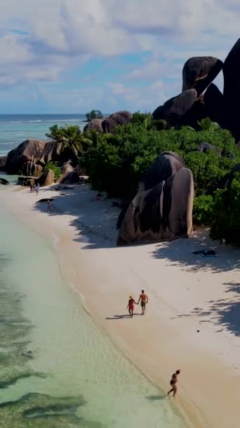 Par Hombres Mujeres Playa Anse Source Dargent Digue Seychelles — Vídeo de stock