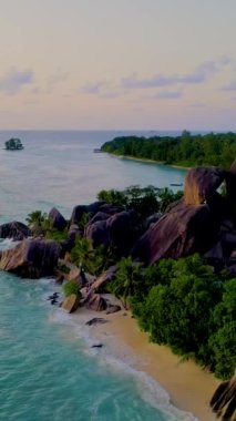 Anse Source dArgent plajı, La Digue Seyşeller, La Digue Seyşeller Adaları 'nda gün batımında kumsalda insansız hava aracı görüntüsü