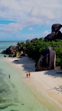 Anse Source dArgent, La Digue Seyşeller, Seyşeller Adaları 'nda lüks bir tatil sırasında tropikal plajda bir çift.