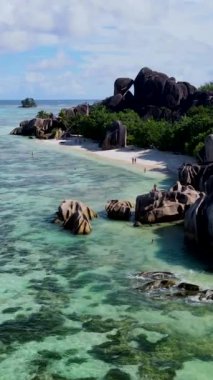 Anse Source dArgent, La Digue Seyşeller, Seyşeller Adaları 'nda lüks bir tatil sırasında tropikal plajda bir çift.