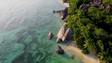 Anse Source dArgent, La Digue Seyşeller, Seyşeller 'de lüks bir tatil sırasında tropikal plaj. Tropik sahil Anse Source dArgent, La Digue Seyşeller akşam saatlerinde plajda