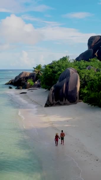 Anse Source Dargent Digue Σεϋχέλλες Ένα Ζευγάρι Μια Τροπική Παραλία — Αρχείο Βίντεο