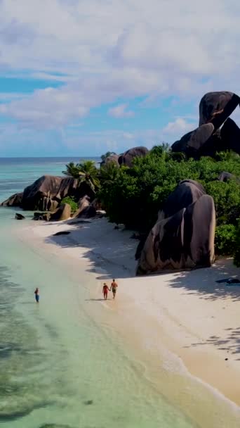 Anse Source Dargent Digueセイシェル セイシェル諸島での豪華な休暇中に熱帯のビーチでカップル — ストック動画