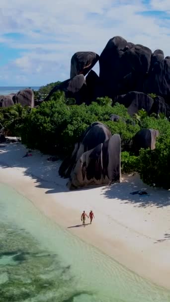 Anse Source Dargent Digue Seychelles Una Pareja Una Playa Tropical — Vídeos de Stock