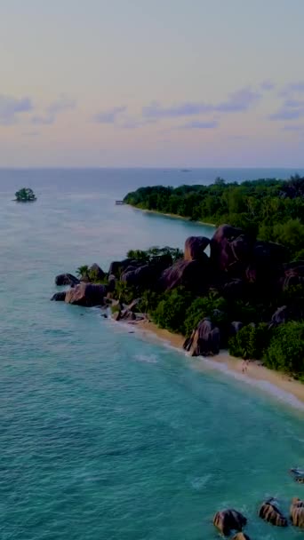 Anse Source Dargent海滩在日落时 Digue Seychelles是一个热带海滩在日落时在塞舌尔的豪华假期 热带海滩Anse Source Dargent Digue Seychelles日落时分 — 图库视频影像