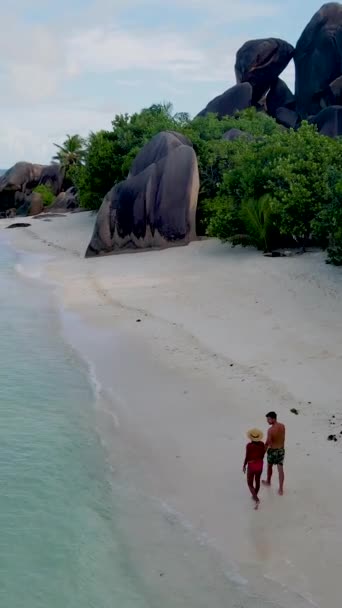 位于塞舌尔拉迪古的Anse Source Dargent是一对夫妇 他们在一个热带海滩度过了一个奢华的假期 — 图库视频影像