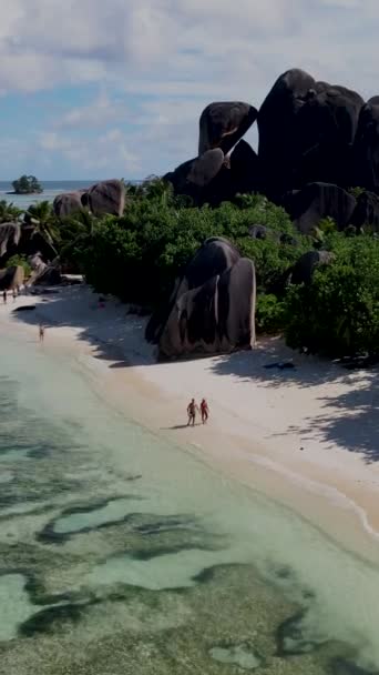 Anse Source Dargent Digue Seychelles Una Pareja Una Playa Tropical — Vídeos de Stock