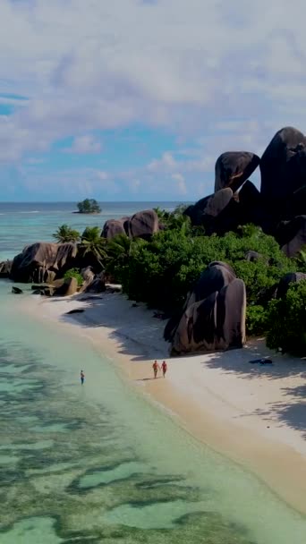 Quelques Hommes Femmes Plage Anse Source Dargent Digue Seychelles — Video