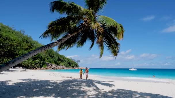 Anse Lazio Praslin Seychelles Young Couple Men Women Tropical Beach — ストック動画