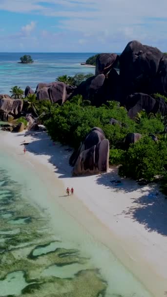 Anse Source Dargent Digue Seychelles Una Coppia Una Spiaggia Tropicale — Video Stock