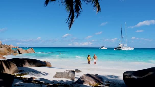 Anse Lazio Praslin Seychelles Young Couple Men Women Tropical Beach — Vídeo de stock