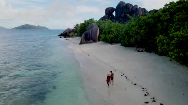Anse Source Dargent Digue Seychelles Pár Trópusi Strandon Alatt Egy — Stock videók