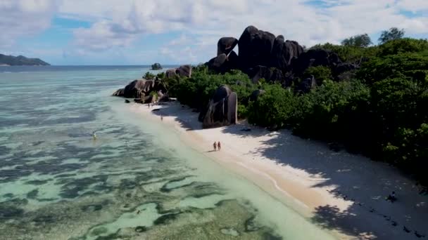 Anse Source Dargent Digue Seychellen Een Paar Mannen Vrouwen Tropisch — Stockvideo
