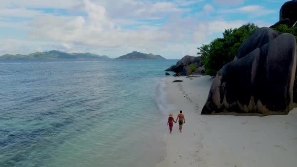 Anse Source Dargent Digue Seychelles 一对夫妇在塞舌尔度假期间在热带海滩度假 — 图库视频影像