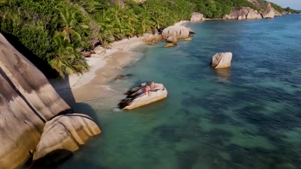 Anse Source Dargent Digue Seychelles Пара Чоловіків Жінок Тропічного Пляжу — стокове відео