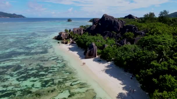 Anse Source Dargent Digue Seychelles Pár Férfi Női Trópusi Strand — Stock videók