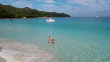 Anse Lazio Praslin Seyşeller 'de bir çift. Seyşeller' de lüks bir tatil sırasında tropik bir plajda yaşayan genç bir çift. Tropik plaj Anse Lazio Praslin Seyşeller