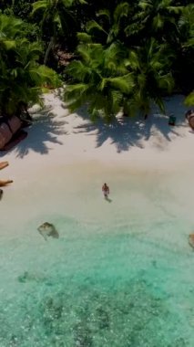 Seyşeller 'de lüks bir tatil sırasında tropikal bir plajda bulunan genç bir çift. Tropik plaj Anse Lazio Praslin Seyşeller