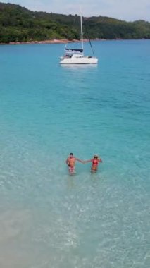 Anse Lazio Praslin Seyşeller, Seyşeller 'de lüks bir tatil sırasında tropik bir plajda yaşayan genç bir çift.. 