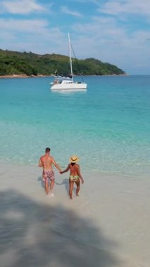 Anse Lazio Praslin Seyşeller, Seyşeller 'de lüks bir tatil sırasında tropik bir plajda yaşayan genç bir çift.. 