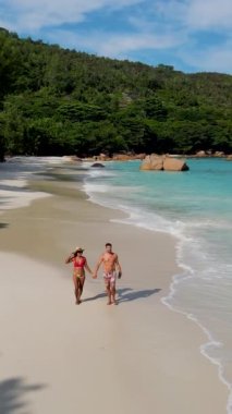 Anse Lazio Praslin Seyşeller. Seyşeller 'de lüks bir tatil sırasında tropik bir plajda yaşayan genç bir çift. Tropik plaj Anse Lazio Praslin Seyşeller güneşli bir günde
