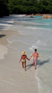 Anse Lazio Praslin Seyşeller. Seyşeller 'de lüks bir tatil sırasında tropik bir plajda yaşayan genç bir çift. Anse Lazio Praslin Seyşeller