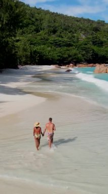 Anse Lazio Praslin Seyşeller. Seyşeller 'de lüks bir tatil sırasında tropik bir plajda yaşayan genç bir çift. Anse Lazio Praslin Seyşeller