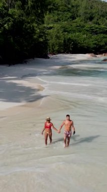 Anse Lazio Praslin Seyşeller. Seyşeller 'de lüks bir tatil sırasında tropik bir plajda yaşayan genç bir çift. Anse Lazio Praslin Seyşeller