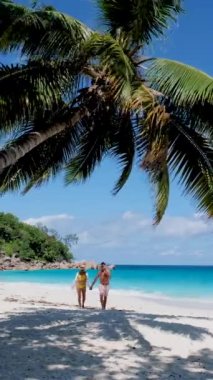 Anse Georgette Praslin Seyşeller, Seyşeller 'de lüks bir tatil sırasında tropik bir plajda yaşayan genç bir çift.. 