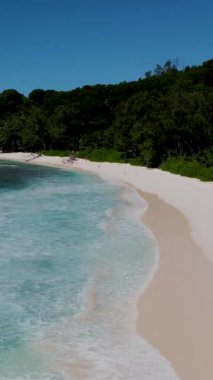 Anse Cocos plajı la Digue Seychelles, Seyşeller 'de lüks bir tatil sırasında tropikal bir plaj. Petite Anse La Digue yakınlarında beyaz tropikal plaj