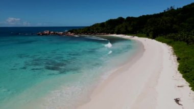 Anse Cocos plajı la Digue Seychelles, Seyşeller 'de lüks bir tatil sırasında tropikal bir plaj. Petite Anse La Digue yakınlarında beyaz tropikal plaj