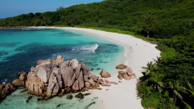 Anse Cocos plajı la Digue Seychelles, Seyşeller 'de lüks bir tatil sırasında tropikal bir plaj. Petite Anse La Digue yakınlarında beyaz tropikal plaj