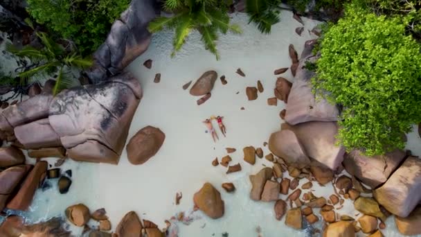 해변에서 세이셸에서 휴가를 보내는 라치오 Anse Lazio Praslin Seychelles 위에서 — 비디오
