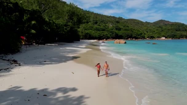 Pár Procházky Pláži Anse Lazio Praslin Seychely Mladý Pár Mužů — Stock video
