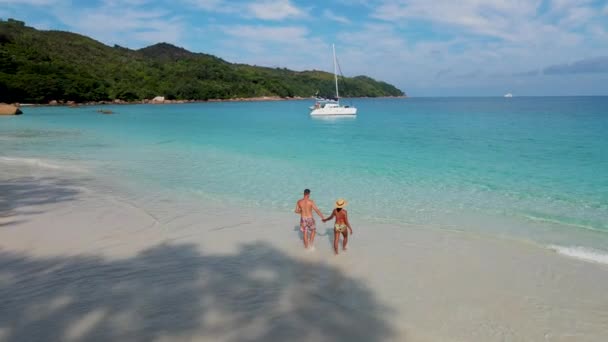 Anse Lazio Praslin Seychelles Young Couple Men Women Tropical Beach — Stock video