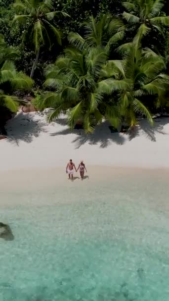 Ein Junges Paar Einem Tropischen Strand Während Eines Luxusurlaubs Auf — Stockvideo
