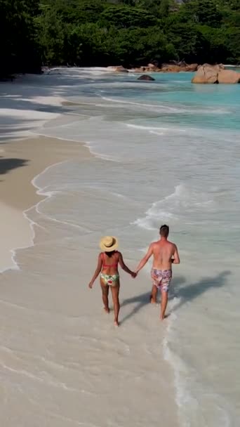 アンセ ラツィオ プラスリン セイシェルは セーシェルの豪華な休暇中に熱帯のビーチで若い男女のカップルです アンセ ラツィオ プラスリンセーシェル — ストック動画