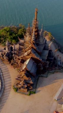 Doğruluk Mabedi, Pattaya, Tayland, Pattaya sahilindeki okyanus kıyısındaki ahşap tapınak. Tayland 'daki Doğruluk Tapınağı İHA görüntüsü yukarıdan