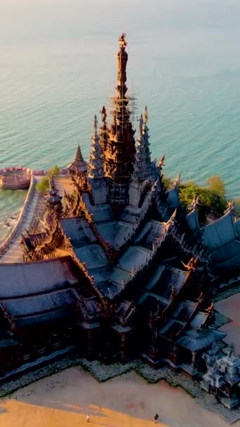 帕塔亚 真理的圣地 帕塔亚海滩上海边的木制庙宇 泰国的真理寺无人驾驶飞机从上方俯瞰 — 图库视频影像