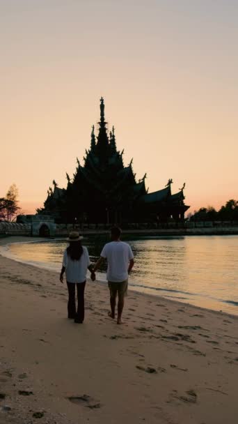 Пара Мужчин Женщин Наблюдающих Закат Пляже Святилища Истины Паттайя Таиланд — стоковое видео