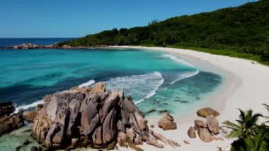 Anse Cocos plajı la Digue Seychelles, Seyşeller 'de lüks bir tatil sırasında tropikal bir plaj. Petite Anse La Digue Seyşeller yakınlarında beyaz tropikal plaj