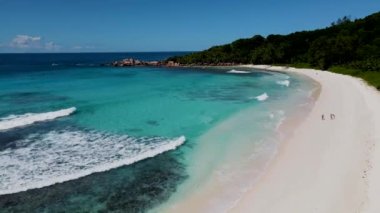 Anse Cocos plajı la Digue Seychelles, Seyşeller 'de tropikal bir plaj. Petite Anse La Digue yakınlarında beyaz tropikal plaj