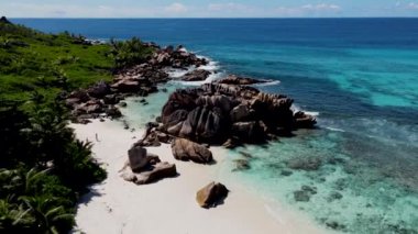 Anse Cocos plajı la Digue Seychelles, Seyşeller 'de lüks bir tatil sırasında tropikal bir plaj. Petite Anse La Digue Seyşeller yakınlarında beyaz tropikal plaj
