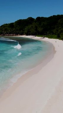 Anse Cocos plajı la Digue Seychelles, Seyşeller 'de lüks bir tatil sırasında tropikal bir plaj. Petite Anse La Digue yakınlarında beyaz tropikal plaj