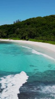 Anse Cocos plajı la Digue Seychelles, Seyşeller 'de lüks bir tatil sırasında tropikal bir plaj. Petite Anse La Digue yakınlarında beyaz tropikal plaj