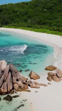 Anse Cocos plajı la Digue Seychelles, Seyşeller 'de lüks bir tatil sırasında tropikal bir plaj. Petite Anse La Digue yakınlarında beyaz tropikal plaj