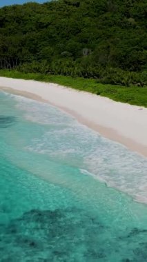 Anse Cocos plajı la Digue Seychelles, Seyşeller 'de lüks bir tatil sırasında tropikal bir plaj. Petite Anse La Digue yakınlarında beyaz tropikal plaj