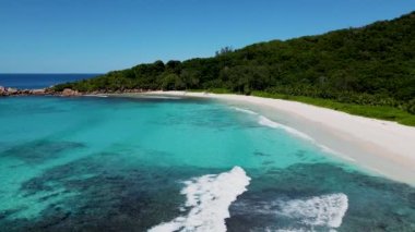Anse Cocos plajı la Digue Seychelles, Seyşeller 'de lüks bir tatil sırasında tropikal bir plaj. Petite Anse La Digue Seyşeller yakınlarında beyaz tropikal plaj