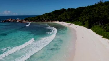 Anse Cocos plajı la Digue Seychelles, Seyşeller 'de lüks bir tatil sırasında tropikal bir plaj. Petite Anse La Digue Seyşeller yakınlarında beyaz tropikal plaj