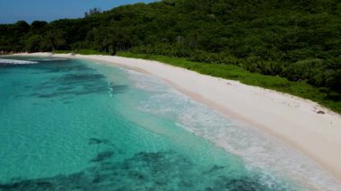 Anse Cocos plajı la Digue Seychelles, Seyşeller Adaları 'nda tropikal bir plaj. Petite Anse La Digue yakınlarında beyaz tropikal plaj